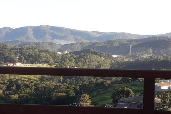 É a visão que se tem a partir de uma varanda da minha casa. Como esta casa fica em uma elevação do terreno, da para ver ao fundo umas colina, coberta por vegetação. Uma bela vista para receber a visita de uma fada, que vai tratar da linguagem do coração.